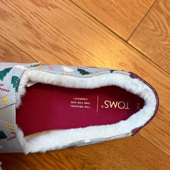 TOMS Festive Gray and Red Women's Slippers - Picture 3 of 4